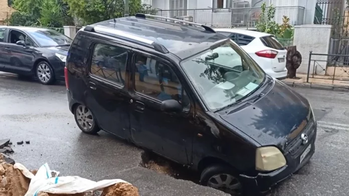 Κακοκαιρία στην Αττική: Αυτοκίνητο έπεσε μέσα σε τρύπα στα Άνω Πατήσια – Δείτε βίντεο