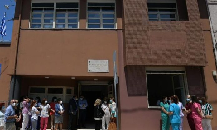 Πάτρα: Στο νοσοκομείο 15χρονος – Του έβαλε 16χρονος σκουπόξυλο στο μάτι