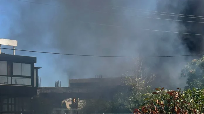 Φωτιά έξω από παλιό εργοστάσιο δίπλα στην Αθηνών-Λαμίας