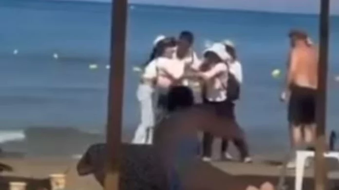 Χανιά: Μασέρ έπαιξαν ξύλο σε παραλία της Αγίας Μαρίνας – Δείτε βίντεο