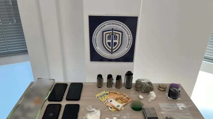 Πυροσβέστης και πρώην αστυνομικός διακινούσαν κοκαΐνη και κάνναβη – Έπαιρναν έως 500 ευρώ τη φορά
