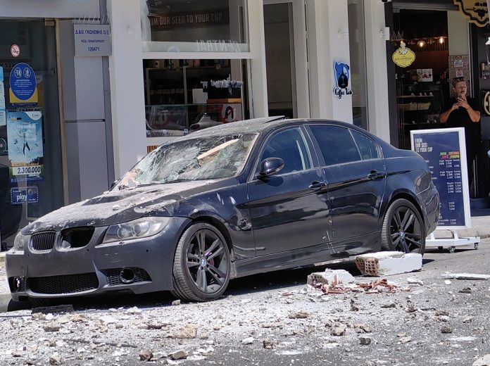 Ναύπλιο: Κατέρρευσε μπαλκόνι πάνω σε αυτοκίνητα – Δεν υπήρξαν τραυματισμοί (φωτο & video)