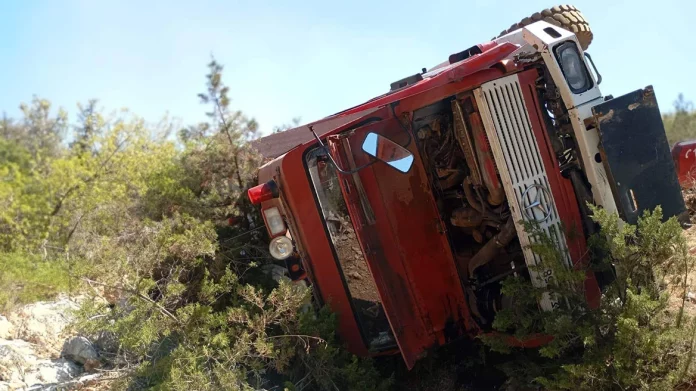Φωτιά στην Εύβοια: Ανετράπη πυροσβεστικό όχημα σε χαράδρα – Τραυματίστηκε ένας πυροσβέστης
