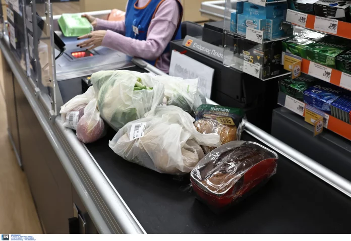 Ακρίβεια: Αδειάζουν οι ταβέρνες από τουρίστες – Στροφή στο take away και την… μαγειρική στο δωμάτιο