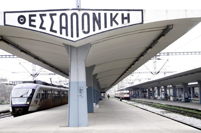 Hellenic Train: Καθυστερήσεις στα δρομολόγια του προαστιακού μεταξύ Θεσσαλονίκης – Λάρισας λόγω της χθεσινής πυρκαγιάς