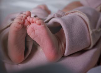 Πάτρα: Δεν προέκυψαν σημάδια κακοποίησης για το 7 μηνών βρέφος – Για έκθεση ανηλίκου σε κίνδυνο παραπέμπεται η μητέρα