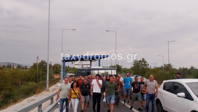Βόλος: Αγρότες επιχείρησαν να ανοίξουν τα διόδια για την ΠΑΘΕ – Τους σταμάτησαν οι δυνάμεις των ΜΑΤ