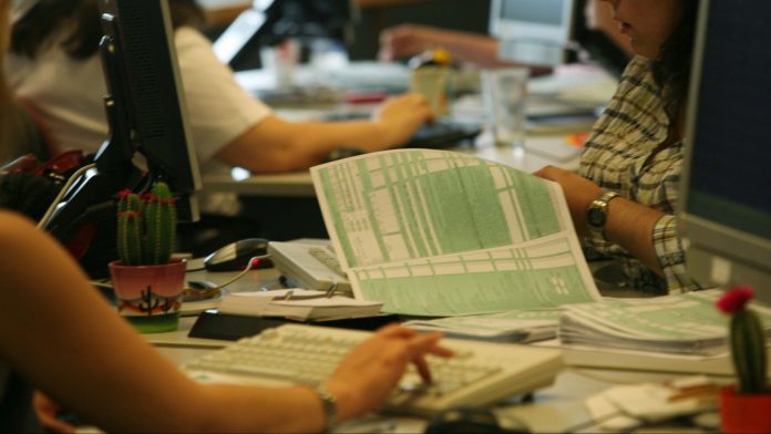 Βροχή τα πρόστιμα της εφορίας από Ιανουάριο για καθυστερήσεις στην υποβολή δηλώσεων φόρου εισοδήματος και ΦΠΑ