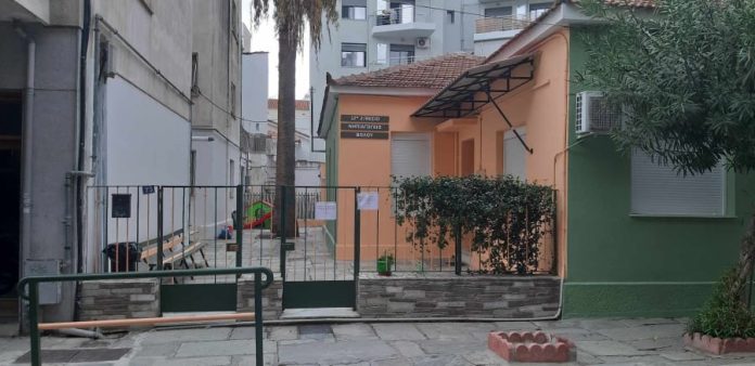 Βόλος: Απογοητευτική η εικόνα στα σχολεία – Κοινά προαύλια με σπίτια, και μαθήματα σε παλιά καταστήματα