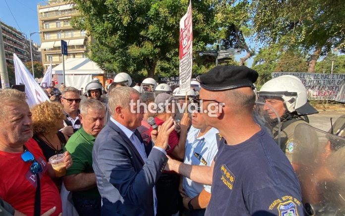 Θεσσαλονίκη: Ένταση και σπρωξίματα ΜΑΤ – υγειονομικών στην πορεία “σωτηρίας της δημόσιας υγείας”