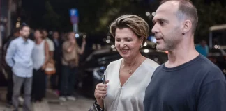 «Όξω, πουλημένε, αληταρά»: Ένταση έξω από την Κουμουνδούρου με λίγους kasselistas – Αποδοκίμασαν τα μέλη της «ομάδας των 87»