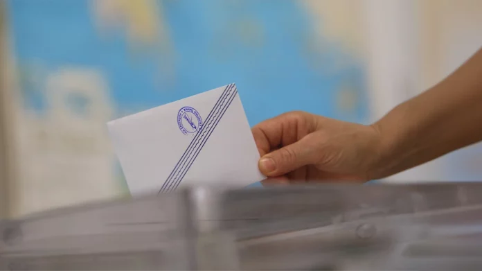 Δημοσκόπηση: Η ΝΔ προηγείται 13,5 μονάδες του ΠΑΣΟΚ – Στην τέταρτη θέση η Ελληνική Λύση