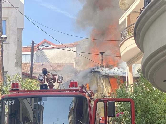 Στις φλόγες μονοκατοικία στη Νάουσα – Επί τόπου η Πυροσβεστική – (VIDEO)