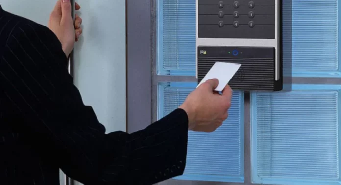 Ψηφιακή κάρτα εργασίας: Έχει εφαρμοστεί σε 73.000 επιχειρήσεις – Σε ποιους κλάδους άρχισε πιλοτική λειτουργία