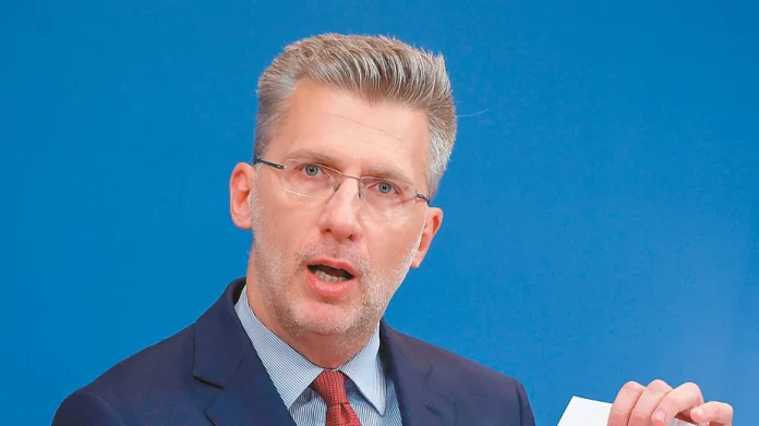 Άκης Σκέρτσος: Πουλάει τρέλα και ρίχνει λάδι στη φωτιά