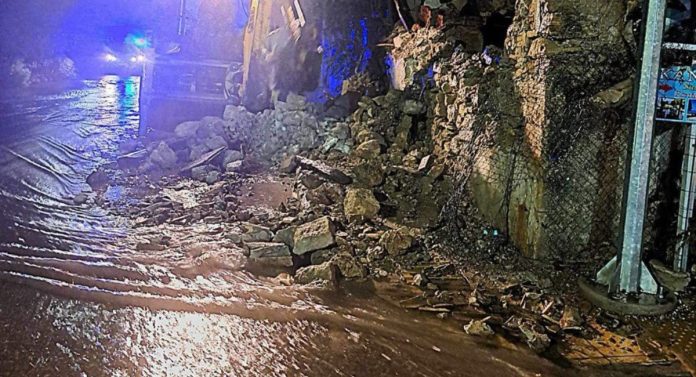Κακοκαιρία Atena: Προβλήματα στη Ζάκυνθο από τα ακραία φαινόμενα – 4 άτομα απεγκλωβίστηκαν από Ι.Χ.(video)