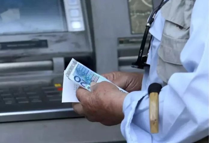 Ξανά «ουρές» για σύνταξη – Στο «ράφι» τα αιτήματα για επικουρικές και διορθώσεις λαθών