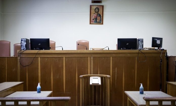 Λαμία: Αναβλήθηκε στο αυτόφωρο η υπόθεση ξυλοδαρμού φοιτητή από αστυνομικό