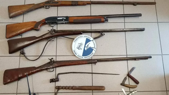 Καλαμάτα: Έψαχναν για ναρκωτικά αλλά βρήκαν όπλα και ασύρματο