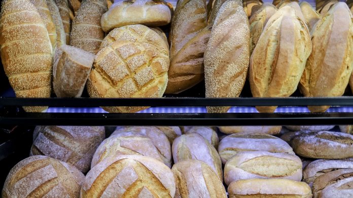 Λέμε το ψωμί… ψωμάκι στην Ελλάδα: Μειώθηκε η κατανάλωσή του παρόλο που η τιμή του παραμένει η δεύτερη χαμηλότερη της Ευρωζώνης