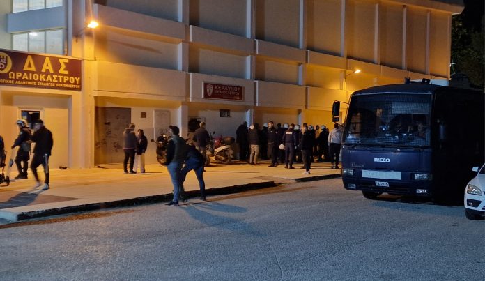 Θεσσαλονίκη: 59 προσαγωγές για το χθεσινό επεισόδιο έξω από το “Κονταξοπούλειο” Ωραιοκάστρου