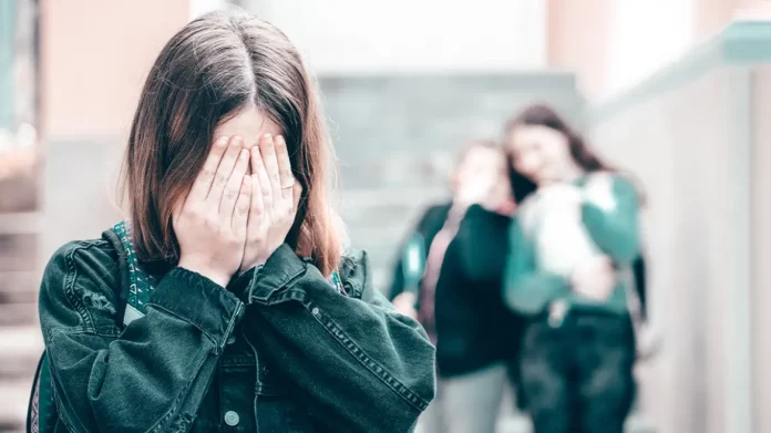 Θεσσαλονίκη: «Την χτυπούσαν για ώρες και την ανάγκασαν να καπνίσει κάνναβη», λέει η μητέρα της 13χρονης που ξυλοκόπησαν ανήλικες – (VIDEO)