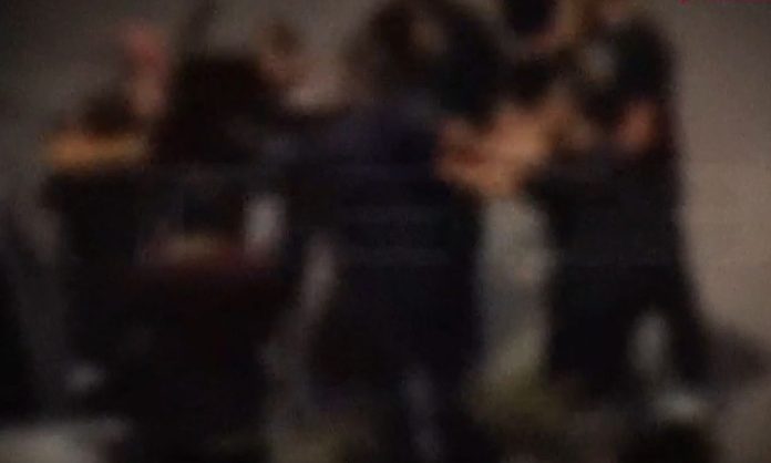 Νέος Κόσμος: Βίντεο ντοκουμέντο – Γονείς και μαθητές παίζουν ξύλο στη μέση του δρόμου