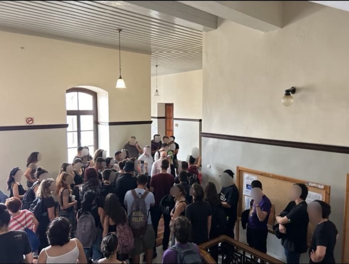 Φοιτητές εγκλώβισαν τον πρύτανη του ΑΠΘ στη Φιλοσοφική Σχολή – Επενέβη η Αστυνομία (video)