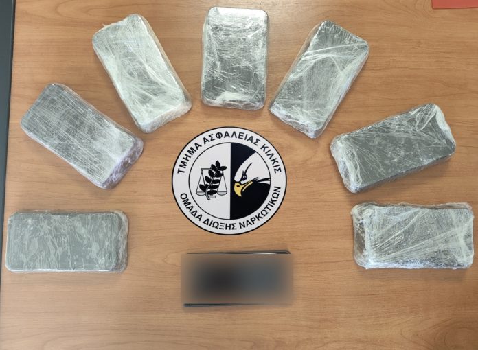 Θεσσαλονίκη: Ήρθε με ΚΤΕΛ από την Αθήνα και με μια βαλίτσα γεμάτη ναρκωτικά – Κατασχέθηκαν 3,5 κιλά ηρωίνης – (VIDEO)