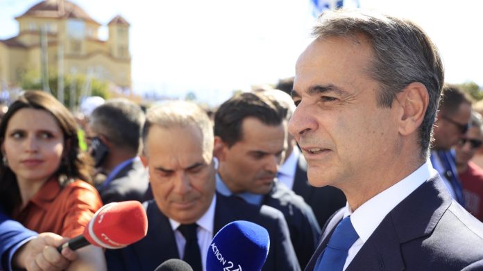 Ποιος ρίχνει «σωσίβιο» στον Μητσοτάκη;
