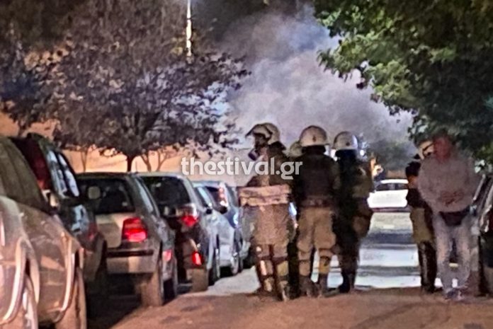 Ένταση μεταξύ κουκουλοφόρων και αστυνομικών σε πορεία στη Θεσσαλονίκη (video)