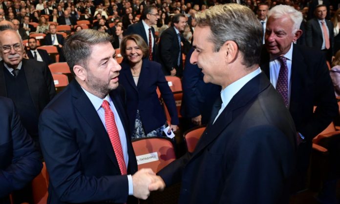 Τανγκό άρχισαν να χορεύουν Μητσοτάκης και Ανδρουλάκης ψάχνει χρηματοδότες για το κόμμα του ο Κασσελάκης στις ΗΠΑ κόβουν και ράβουν για τον Ράμμο Γιατί ο Κυριάκος Μητσοτάκης επιλέγει την τακτική «μαστίγιο και καρότο» για το ΠΑΣΟΚ