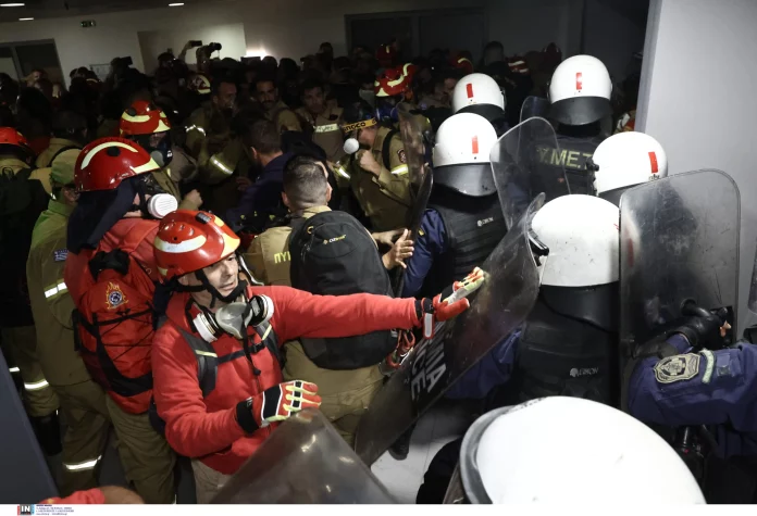 Εποχικοί πυροσβέστες: Συγκέντρωση στις 10:00 στη Βουλή – «Δεχθήκαμε υπέρμετρη και αδικαιολόγητη βία» λέει ο πρόεδρος τους