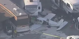 Η στιγμή που αεροπλάνο συντρίβεται σε κατάμεστο πάρκινγκ δίπλα σε πίστα αγώνων (VIDEO)