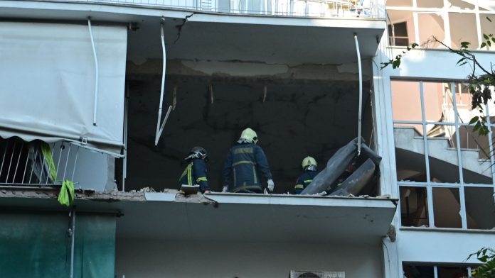 ΕΛΑΣ για έκρηξη στους Αμπελόκηπους: Πυροδοτήθηκε εκρηκτικός μηχανισμός στο διαμέρισμα – Βρέθηκαν δύο πιστόλια