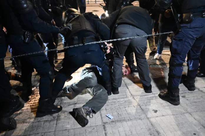Ξυλοκόπησαν και συνέλαβαν δημοσιογράφο του «Ριζοσπάστη»