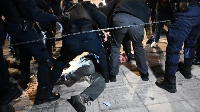 ΕΣΗΕΑ: Να απελευθερωθεί άμεσα ο δημοσιογράφος που προσήχθη βίαια κατά τα επεισόδια στο υπ. Πολιτικής Προστασίας