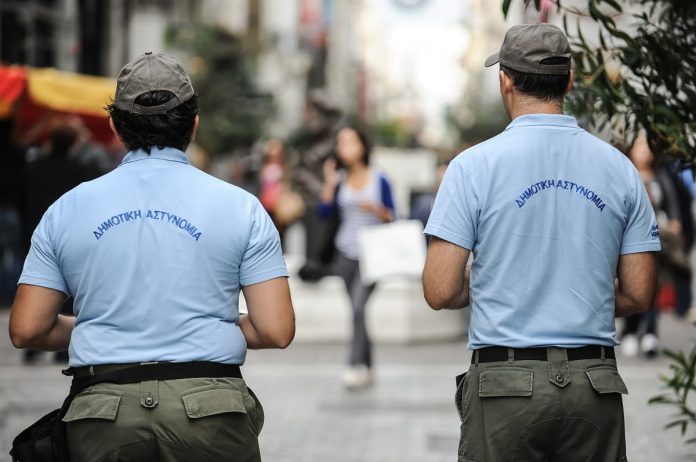 Η Δημοτική Αστυνομία θα μπορεί πια να συλλαμβάνει- Αλεξίσφαιρο, χειροπέδες και γκλομπ στον εξοπλισμό της, όλες οι αλλαγές