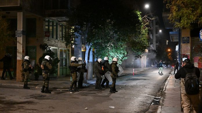 Εξάρχεια: Επίθεση σε ομάδα των ΜΑΤ το βράδυ του Σαββάτου – Δύο συλλήψεις