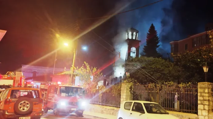 Φωτιά στον μητροπολιτικό ναό των Ιωαννίνων – Ξεκίνησε από τον γυναικωνίτη