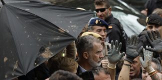 Πλημμύρες στην Ισπανία: Είχαν προειδοποιήσει τον βασιλιά Φελίπε για κίνδυνο αποδοκιμασιών – Τα βίντεο από την επίθεση με λάσπες