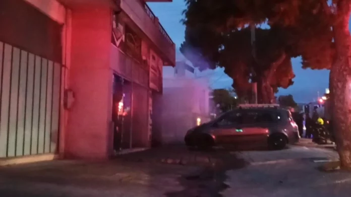 Υπό έλεγχο η φωτιά στο Μενίδι – Καιγόταν κατάστημα με έπιπλα και στρώματα, δείτε βίντεο