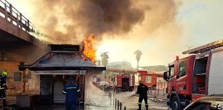 Φωτιά τώρα σε περίπτερο απέναντι από το «Γ. Καραϊσκάκης», στον Πειραιά