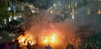 Γεωργία: Με δακρυγόνα και νερό υπό πίεση απάντησε η αστυνομία στους διαδηλωτές που συγκεντρώθηκαν έξω από το κοινοβούλιο