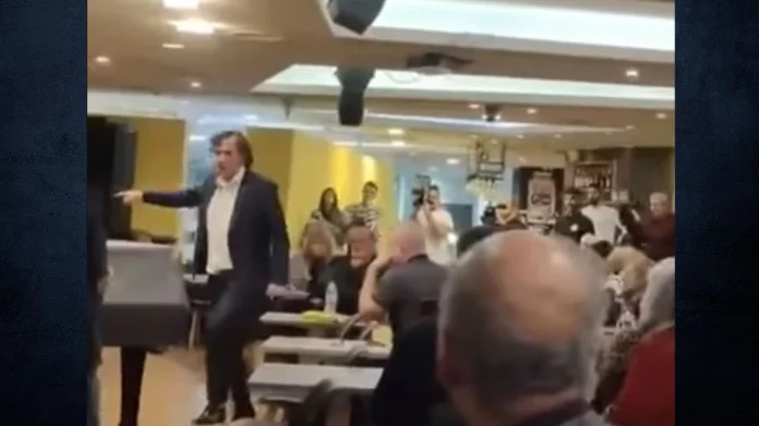 Τατσόπουλος και Καραγιάννης «σφάχτηκαν» σε παρουσίαση βιβλίου, ο συγγραφέας του πέταξε εικόνα της Παναγίας στο κεφάλι – (VIDEO)