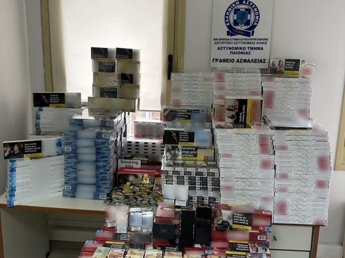 Κιλκίς: 68χρονος είχε στο ΙΧ του 5.100 πακέτα λαθραία τσιγάρα, έπεσε σε όχημα της ΕΛΑΣ για να ξεφύγει- Η “καβάτζα” πίσω από έπιπλο στο σπίτι του (video)