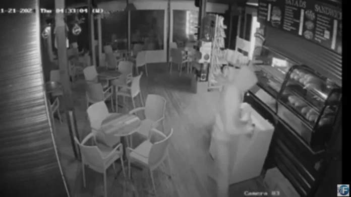 Χανιά: Προσπάθησε να ληστέψει καφετέρια, αλλά έγινε αντιληπτός από τον φύλακα – (VIDEO)