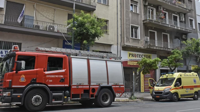 Φωτιά σε διαμέρισμα στη Μάρνη – Η δραματική διάσωση γυναίκας – (VIDEO)