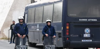 Θεσσαλονίκη: Έπιασαν ανήλικο γιατί πέταξε μπουκάλια σε αστυνομικούς των ΜΑΤ έξω από γήπεδο