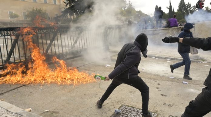 “Δημόσιος Φορέας” το διαχρονικό και πάντα επίκαιρο τραγούδι, αφιερωμένο στη χτεσινή ημέρα συλλήψεων – (VIDEO)